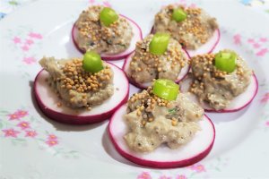Salata de vinete cu mustar si ridichi rosii