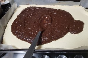 Desert semilune cu crema de nuci si ciocolata