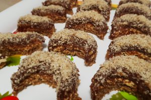 Desert semilune cu crema de nuci si ciocolata