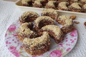 Desert semilune cu crema de nuci si ciocolata