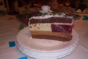 Desert tort cu mousse si jeleu de zmeura
