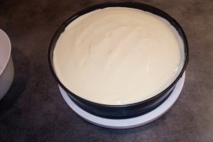 Desert tort cu mousse si jeleu de zmeura