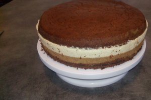 Desert tort cu mousse si jeleu de zmeura