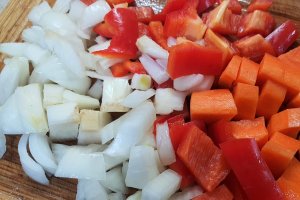 Friptura de vacuta cu legume si piper rosu  - la tava