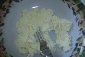 Sos de iaurt cu branza feta si usturoi
