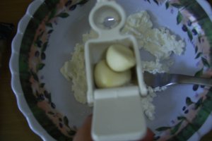 Sos de iaurt cu branza feta si usturoi