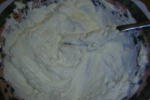 Sos de iaurt cu branza feta si usturoi