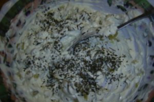 Sos de iaurt cu branza feta si usturoi