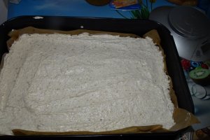 Desert prajitura cu crema de piersici si krant de alune de padure
