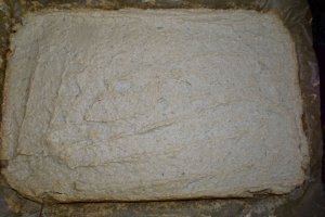 Desert prajitura cu crema de piersici si krant de alune de padure