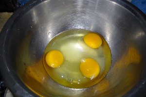 Desert prajitura cu crema de piersici si krant de alune de padure