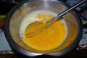 Desert prajitura cu crema de piersici si krant de alune de padure