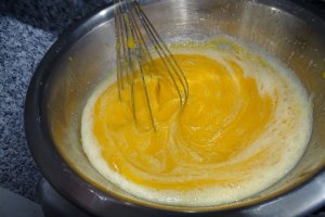 Desert prajitura cu crema de piersici si krant de alune de padure