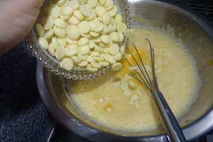 Desert prajitura cu crema de piersici si krant de alune de padure