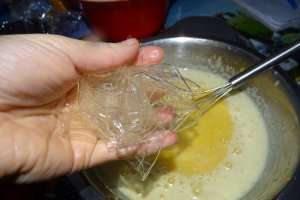 Desert prajitura cu crema de piersici si krant de alune de padure