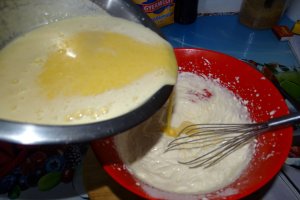 Desert prajitura cu crema de piersici si krant de alune de padure