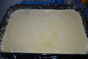 Desert prajitura cu crema de piersici si krant de alune de padure