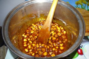 Desert prajitura cu crema de piersici si krant de alune de padure