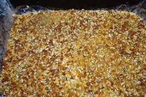 Desert prajitura cu crema de piersici si krant de alune de padure
