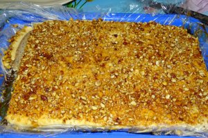 Desert prajitura cu crema de piersici si krant de alune de padure