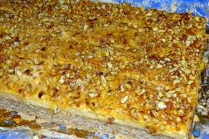 Desert prajitura cu crema de piersici si krant de alune de padure