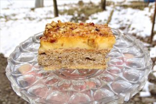 Desert prajitura cu crema de piersici si krant de alune de padure
