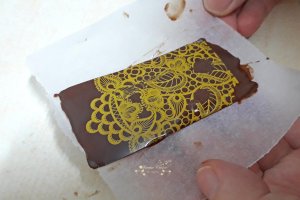Desert ecleruri cu ciocolata si dantela