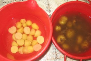 Friptura de pui cu ciuperci si cu cartofi noi