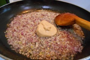 Mancare de pastai galbene, cu sos alb