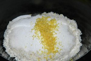 Desert orez cu lapte, rom si stafide