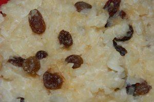 Desert orez cu lapte, rom si stafide