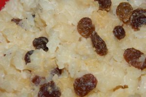 Desert orez cu lapte, rom si stafide