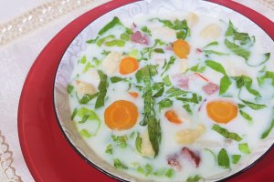 Ciorba de salata verde creata cu sunculita de porc