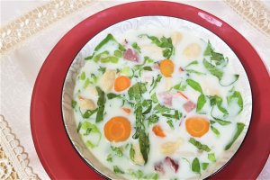 Ciorba de salata verde creata cu sunculita de porc