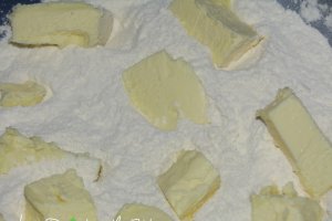 Tarta cu dovlecei, mazare si cartofi dulci