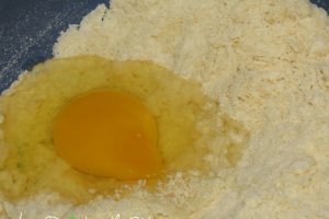 Tarta cu dovlecei, mazare si cartofi dulci