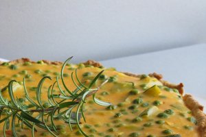 Tarta cu dovlecei, mazare si cartofi dulci