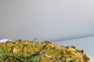 Tarta cu dovlecei, mazare si cartofi dulci