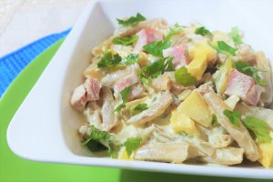 Salata cu smantana, fasole verde, cartofi si sunculita de porc