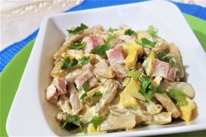 Salata cu smantana, fasole verde, cartofi si sunculita de porc