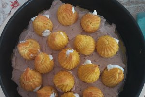Desert tort cu choux-uri si mousse de caramel