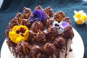 Desert tort cu choux-uri si mousse de caramel