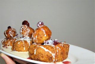 Desert papanasi cu dulceata de zmeura