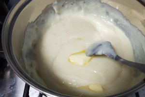 Desert prajitura cu foi din albusuri si crema de ciocolata