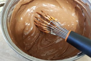 Desert prajitura cu foi din albusuri si crema de ciocolata