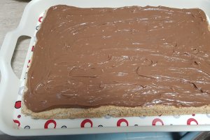Desert prajitura cu foi din albusuri si crema de ciocolata