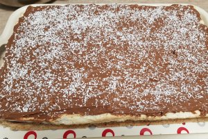 Desert prajitura cu foi din albusuri si crema de ciocolata