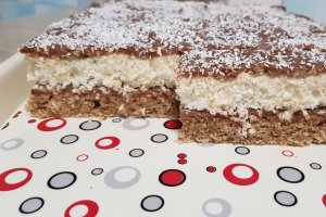 Desert prajitura cu foi din albusuri si crema de ciocolata
