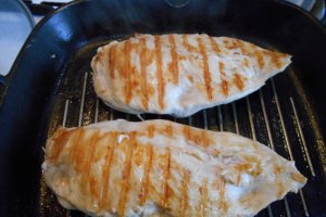 Piept de pui umplut, cu garnitura de cus-cus