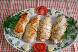 Piept de pui umplut, cu garnitura de cus-cus